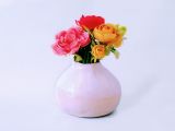 Weiße und hellbeige Vase